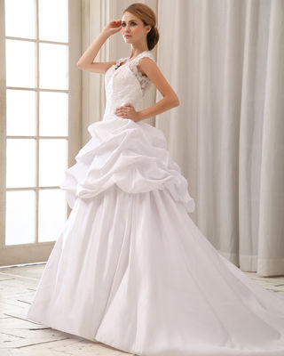 Đồ cưới với áo ngực hình trái tim